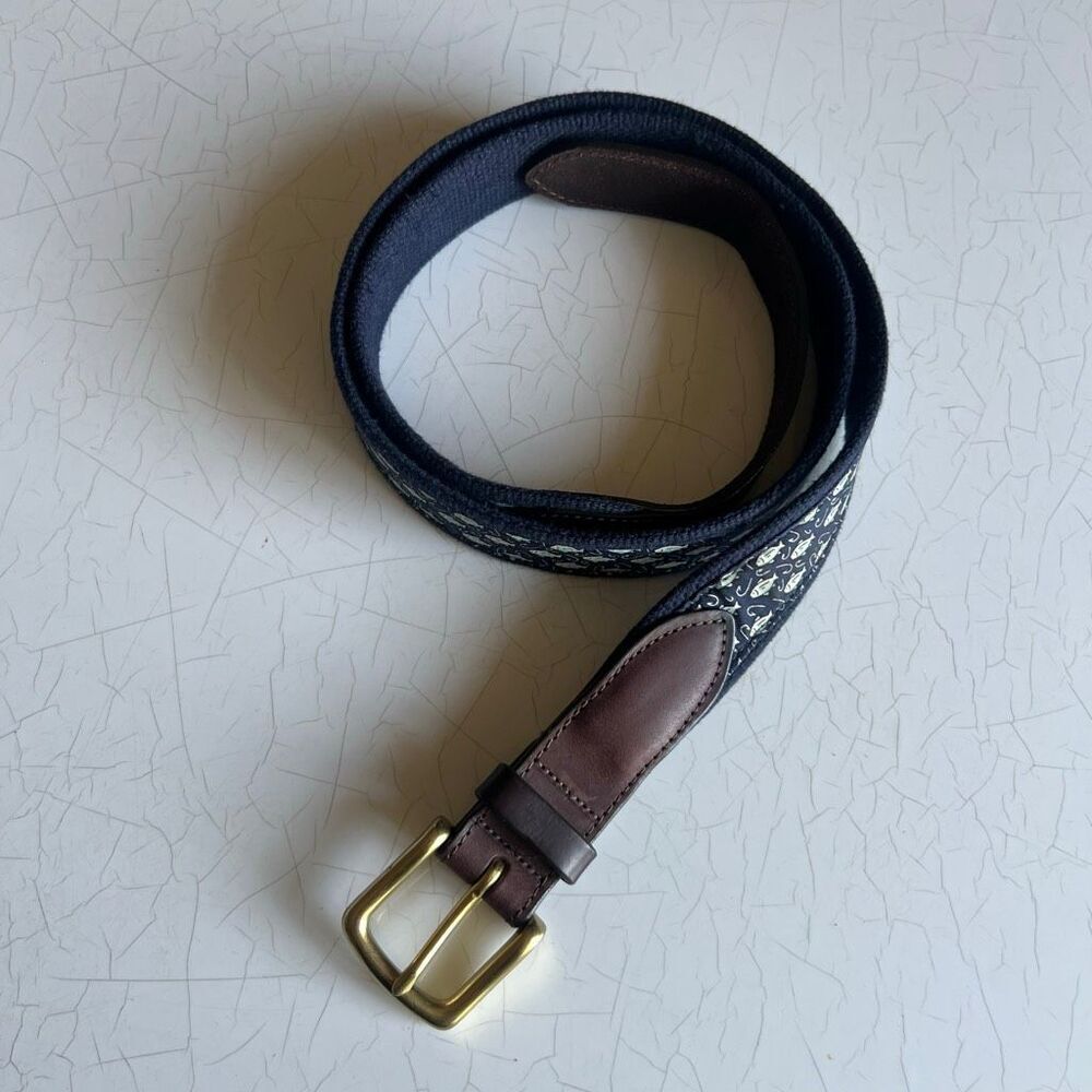 Vineyard Vines fish and hooks Canvas Club Belt featuring a navy blue brass buckl